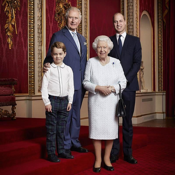Королева и три будущих короля: в Сети обсуждают новое фото Елизаветы II и ее наследников