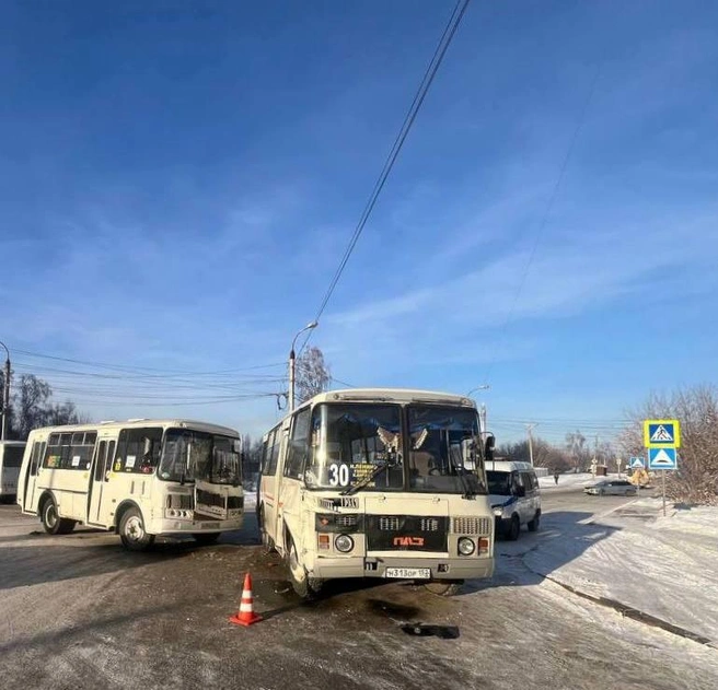 Один человек пострадал в ДТП с двумя автобусами в Ново-Ленино | Источник: ГУ МВД России по Иркутской области / T.me