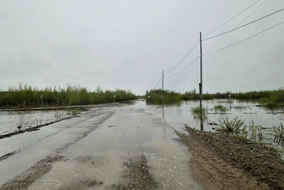 Паводок в Якутии: ледоход, подтопления дворов и размыв дорог
