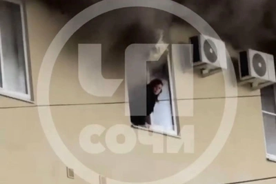 Женщина скончалась после прыжка из окна при пожаре в Сочи