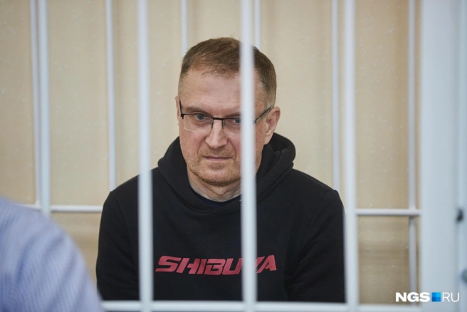 Александра Гоманова в итоге оставлять за решеткой не стали (это фото сделано в день избрания меры пресечения, в июне 2024 года). По словам Александра Зырянова, он был задержан первым, и о доброй половине эпизодов предполагаемой коррупционной активности Зырянова следователи узнали именно от него | Источник: Александр Ощепков / NGS.ru