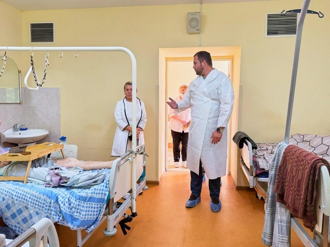 Глава МО Чехов Михаил Собакин посетил пострадавших после атаки БПЛА | Источник: канал главы муниципального округа Чехов Михаила Собакина в Telegram