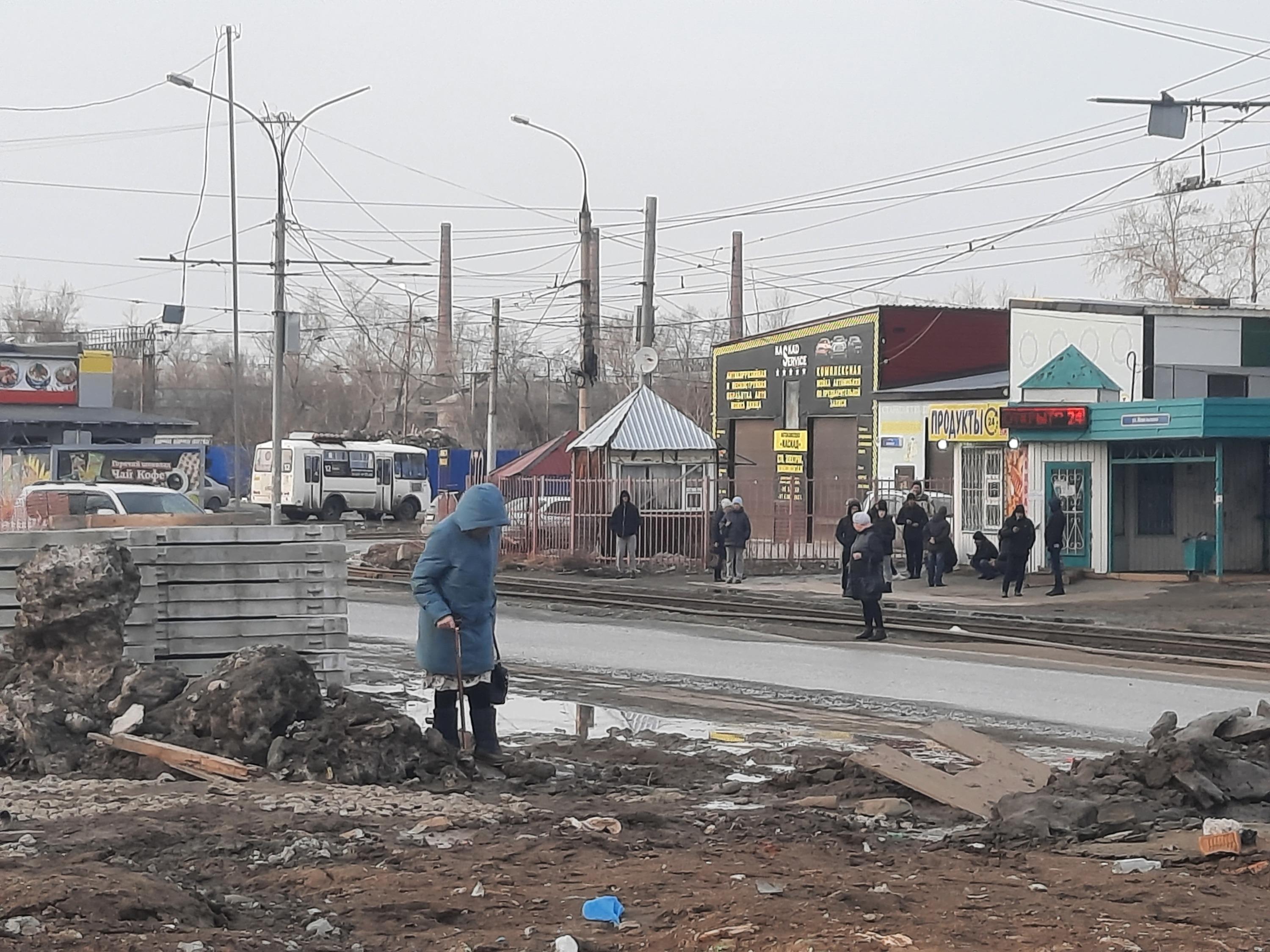 Когда восстановят разрушенный асфальт возле дома на Невельского в  Новосибирске - 11 апреля 2024 - НГС.ру