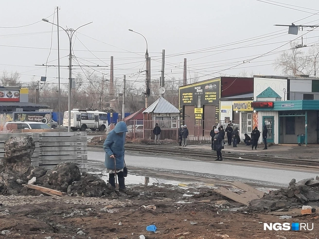 Особенно тяжело преодоление грязевого озера дается пожилым и маломобильным жителям дома | Источник: Андрей Бортко / NGS.RU