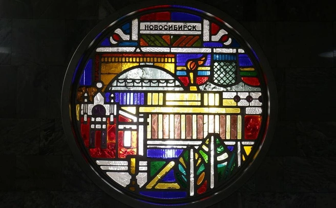 Знаменитые витражи станции «Речной вокзал» разрабатывал художник Владимир Соколов | Источник: Nsk-metro.ru