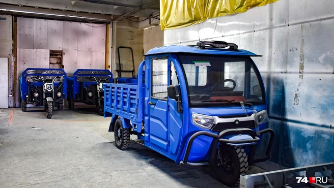 Есть трициклы открытые, полуоткрытые или с герметичной кабиной. Руль может быть автомобильный (как на фото) или мотоциклетный. Стоимость машин с закрытой кабиной — 340–550 тысяч рублей | Источник: Артем Краснов