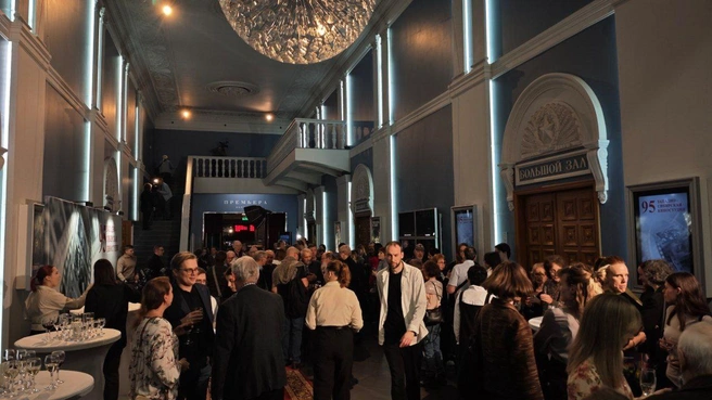 В холле перед началом было не протолкнуться | Источник: НГС