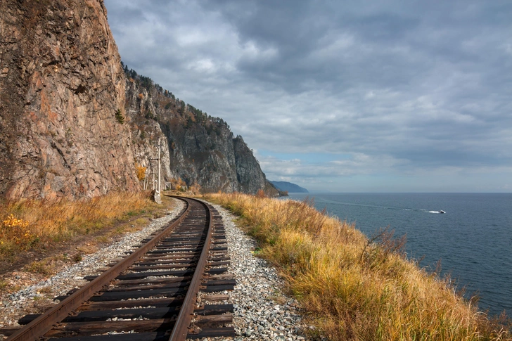 Осень на Байкале | Источник: ALEKSANDR RIUTIN/Shutterstock/Fotodom.ru