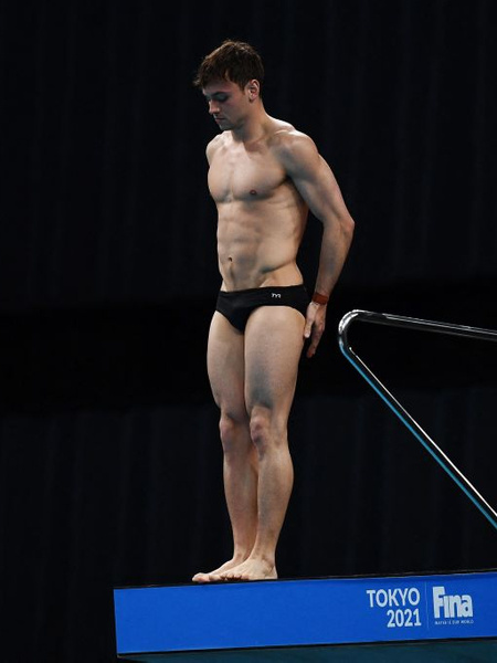 Олимпийский чемпион по прыжкам в воду Том Дэйли, Том Дейли, спортсмены, олимпийские игры в Токио, пряжа, вязание