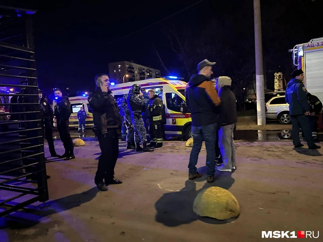 Жители толпились около дома | Источник: Андрей Кузнецов / MSK1.RU