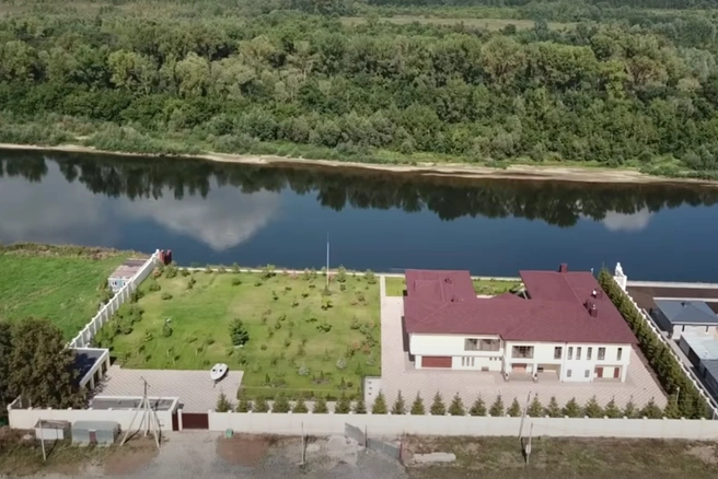 Этот красивый загородный дом связывали с фирмой «Урас» | Источник: «Уфа» / Youtube.com