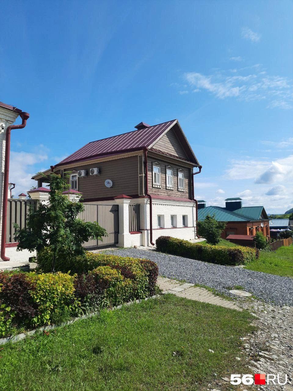 Это скорее старинный дом на кирпичном фундаменте | Источник: Анастасия Баринова / 56.RU