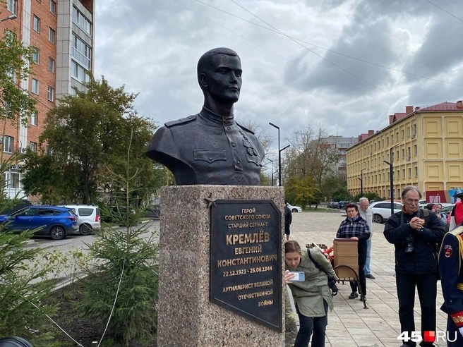 На улице Кремлева установлен бронзовый бюст Герою Советского Союза | Источник: Кирилл Митин / 45.RU / Архив