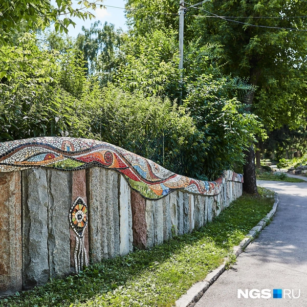 Фрагмент обрамления испанского сада — узнаете отсылку к Гауди? | Источник: Александр Ощепков / NGS.RU