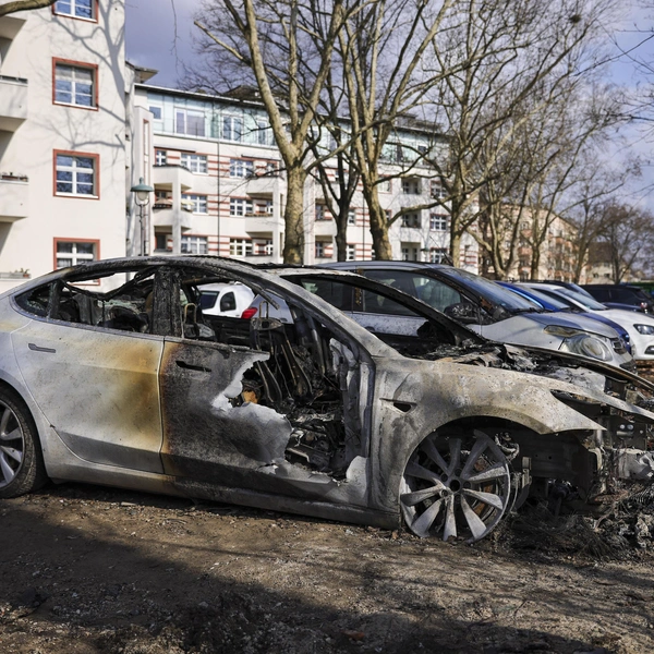 Все тот же Берлин, но уже другой район&nbsp;— и опять обгоревший электромобиль Tesla | Источник: Getty Images