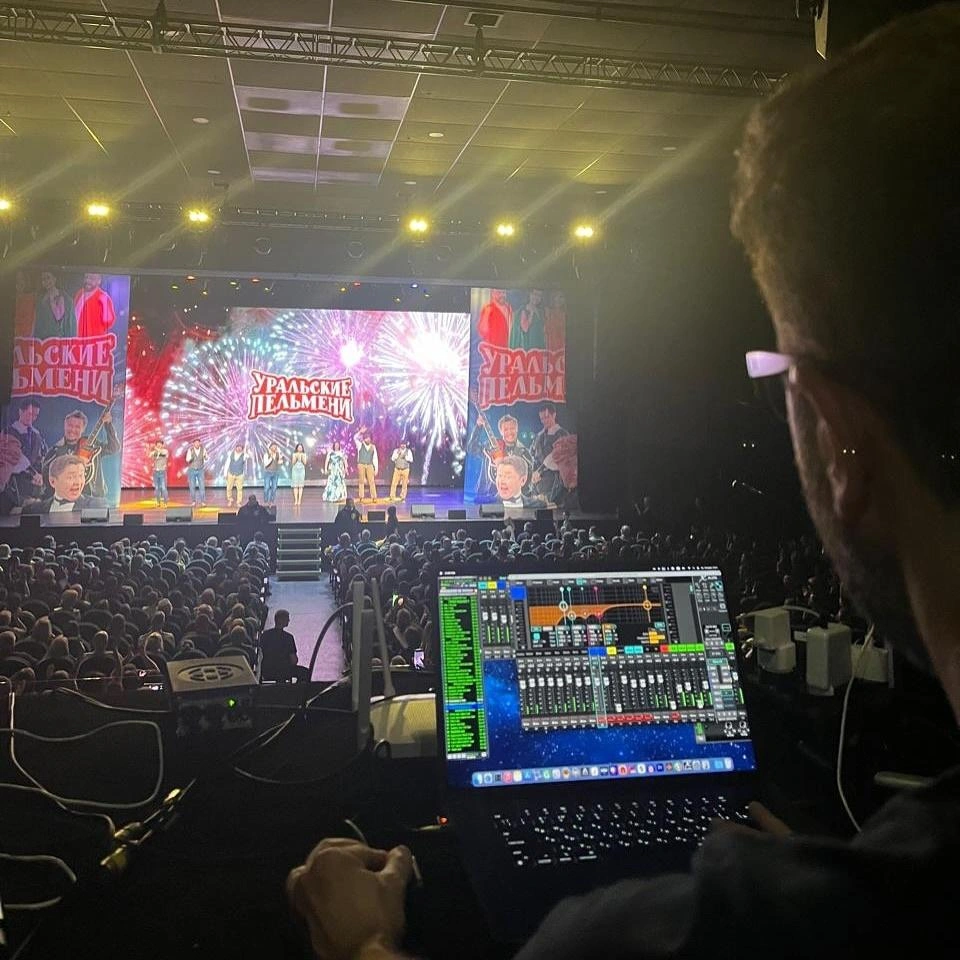 Композитор пишет музыку для шоу | Источник: Сергей Калугин / Vk.com