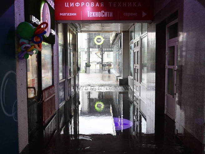 На некоторых участках образовались огромные лужи | Источник: Александр Ощепков / NGS.RU