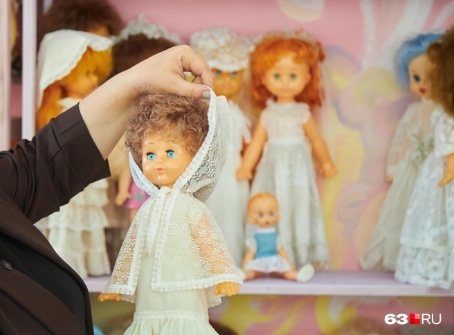 — Вот сколько телесной краски бахнула в пластик смена работников, такого цвета куклы и получились | Источник: Роман Данилкин / 63.RU