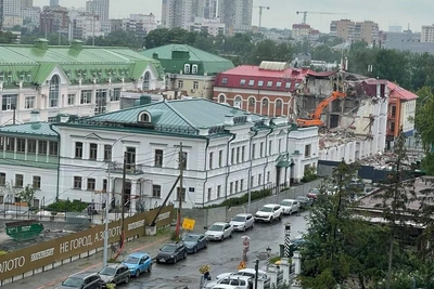 В Екатеринбурге сносят офисное здание, похожее на особняк