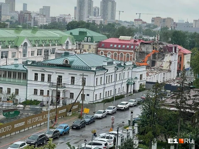 Здание на Пролетарской крушит техника | Источник: читатель E1.RU