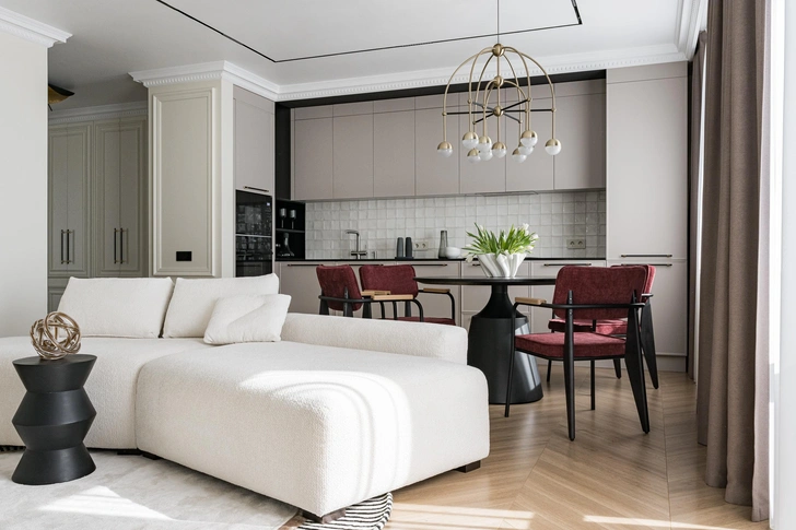 Диван изготовлен на заказ. Ковер, Carpet décor. Столик, La Redoute. Обеденный стол сделан на заказ. Стулья, Loft Design. Люстра, Cristalux. | Источник: Наталья Горбунова; стиль: Елена Айчувакова 