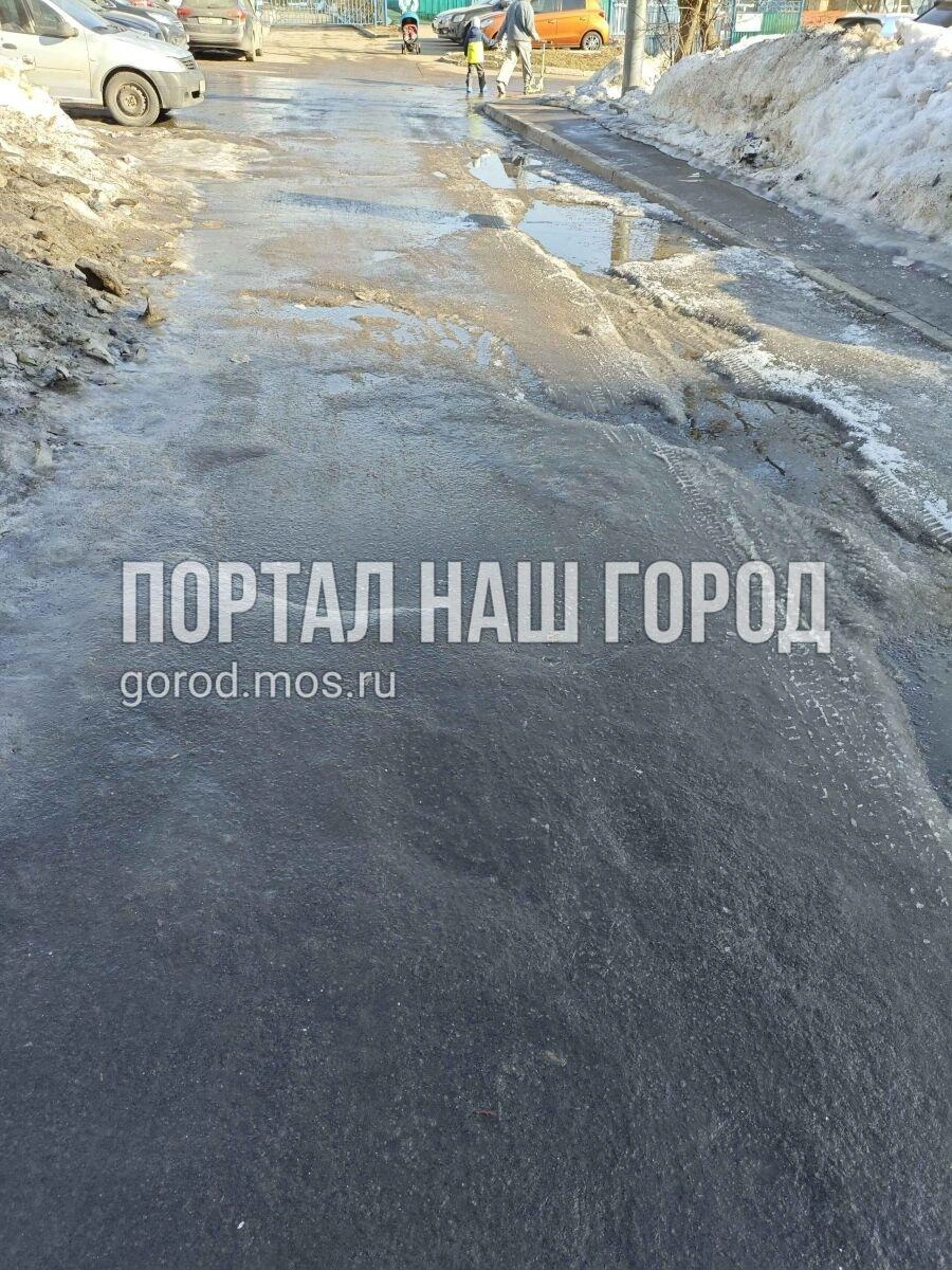 Сугробы на юго-западе Москвы | Источник: Gorod.mos.ru