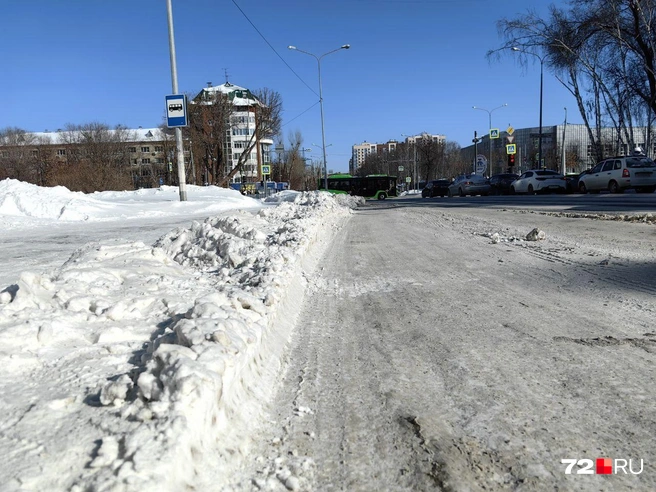 Карман на улице Холодильной, остановка. Выходя из автобуса, люди попадают на сугроб  | Источник: Павел Красоткин / 72.RU