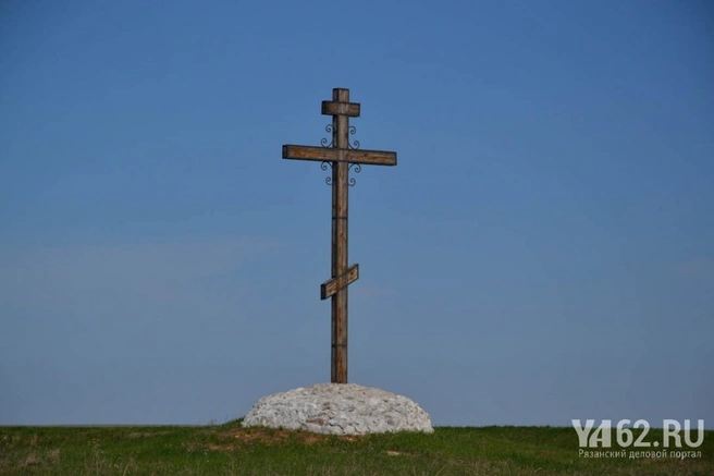 Крест у дороги Захаровского городища