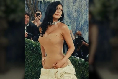 Кайли Дженнер высмеяли за «голое» платье на Met Gala