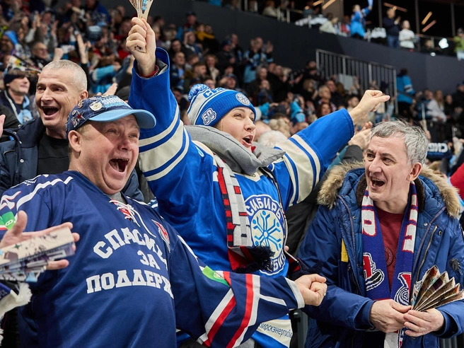 В начале заключительного периода сибирские хоккеисты забили очередную шайбу. | Источник: Александр Ощепков / NGS.RU