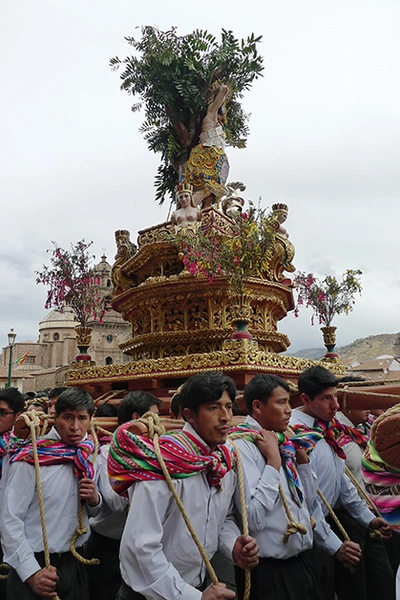 Марш святых в Куско во время инкского праздника зимнего солнцестояния Inti Raymi. | Источник: Архивы пресс-служб