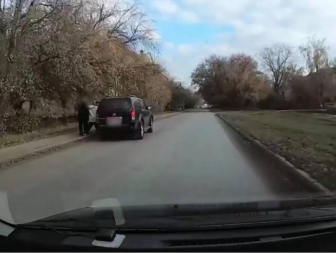 Мужчина бил пожилую женщину по лицу | Источник: Горсайт