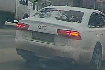 Пострадавшая в ДТП на Октябрьском мосту ищет водителя Audi