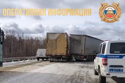 Три фуры столкнулись на трассе в Забайкалье