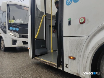 Водитель при желании может опустить заднюю площадку ниже | Источник: Кристина Мельникова / YA62.RU