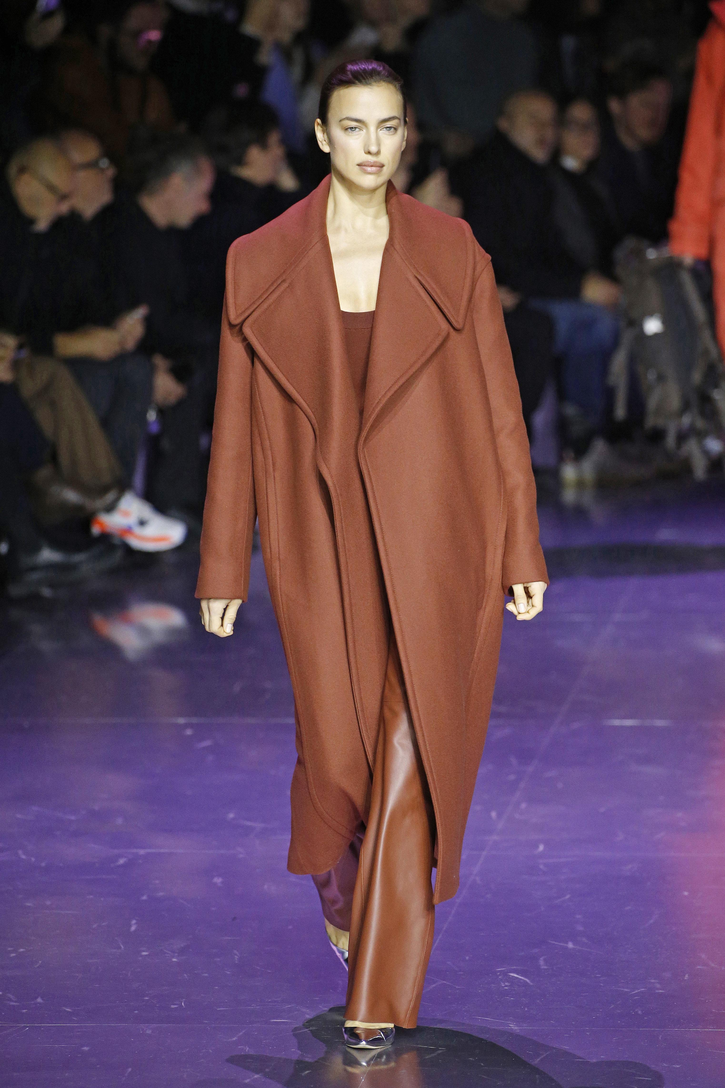 Какое пальто в моде 2024 году. Пальто подиум. Пальто модные показы. Модный показ. Пальто женское показ.