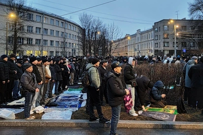 Тысячи мусульман собрались на уличные молитвы в Петербурге