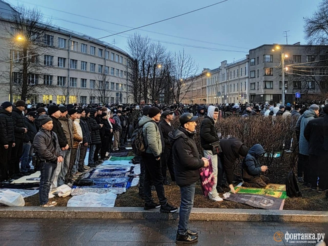 Тысячи мусульман собрались на улицах для молитвы. Первые фотографии | Источник: Михаил Огнев / «Фонтанка.ру»