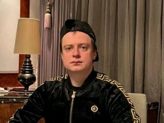 Годовалый ребенок бьется в истерике, пока ему делают тату с именем Mellstroy: родители хайпуют ради квартиры от блогера