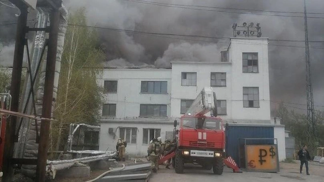 В Каменске-Уральском загорелся заводской цех | Источник: Инцидент. Каменск-Уральский / Telegram