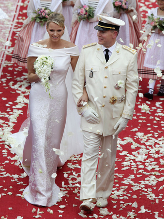 Фото №12 - Платья-близнецы: 15 слишком похожих свадебных нарядов королевских особ