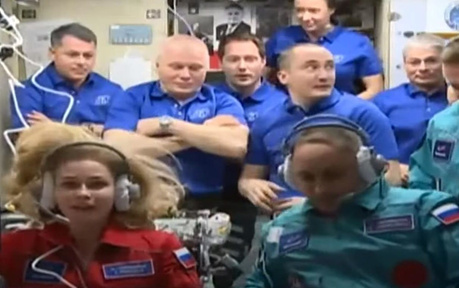 Фото №2 - Встали дыбом: почему Юлия Пересильд на МКС не может собрать волосы в пучок?