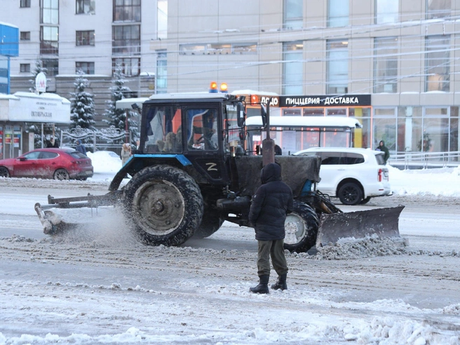 Ежесменно на дорогах трудятся около 50 сотрудников организации | Источник: Андрей Бортко / NGS.RU