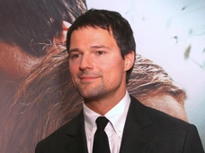 Завалили цветами, вынесли торт на сцену: Данила Козловский отметил 40-летие на первом за 3 года концерте в России