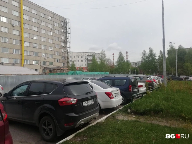 У поликлиники на Студенческой улице в этом году появится новая парковка на 130 мест | Источник: Евгений Артемчук