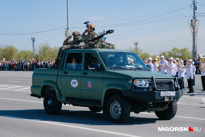 Бравые парни с пулеметом на новом «УАЗ» заставили многих вздрогнуть | Источник: Даниил Пономаренко / MGORSK.RU