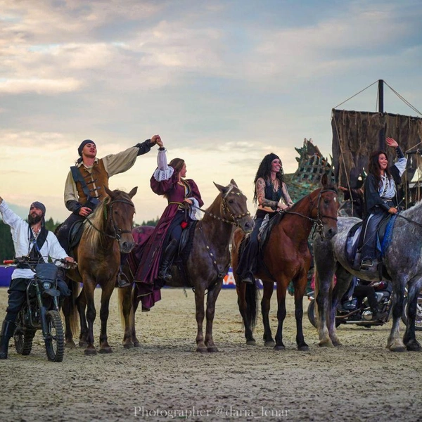 Как начать ездить верхом, что такое конные спектакли и почему лошади нужна свобода. Главное — о символе года | Источник: предоставлено Марией Лёвиной