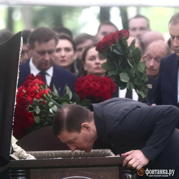 Наклоняется к гробу Андрей ТурчакЗа ним — Александр Дрозденко и Валерий Калугин | Источник: Дарья Драй / «Фонтанка.ру»