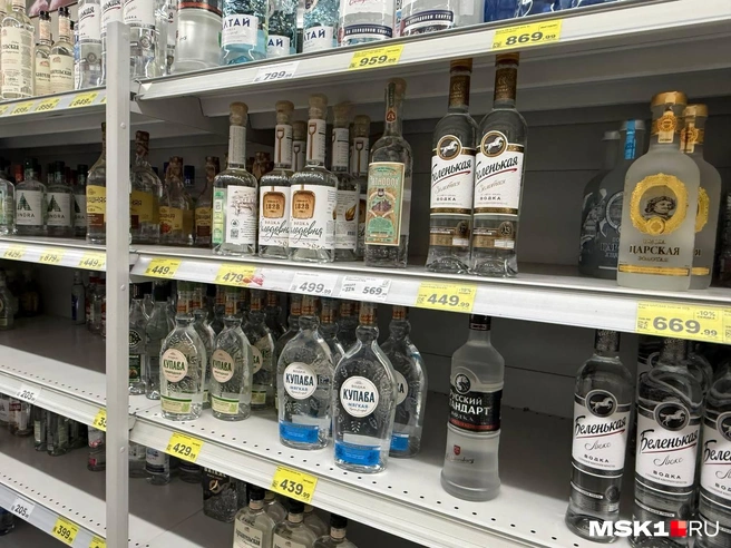 Несмотря на подорожание, водку с прилавков перед праздниками сметают | Источник: Артем Устюжанин / MSK1.RU