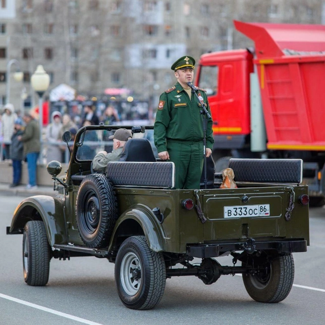 По улицам Нижневартовска прошла военная техника | Источник: Типичный краб Нижневартовск / T.me